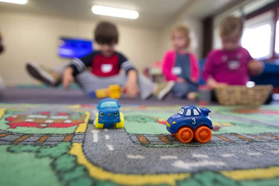 Crianças na Educação Infantil em atividade lúdica