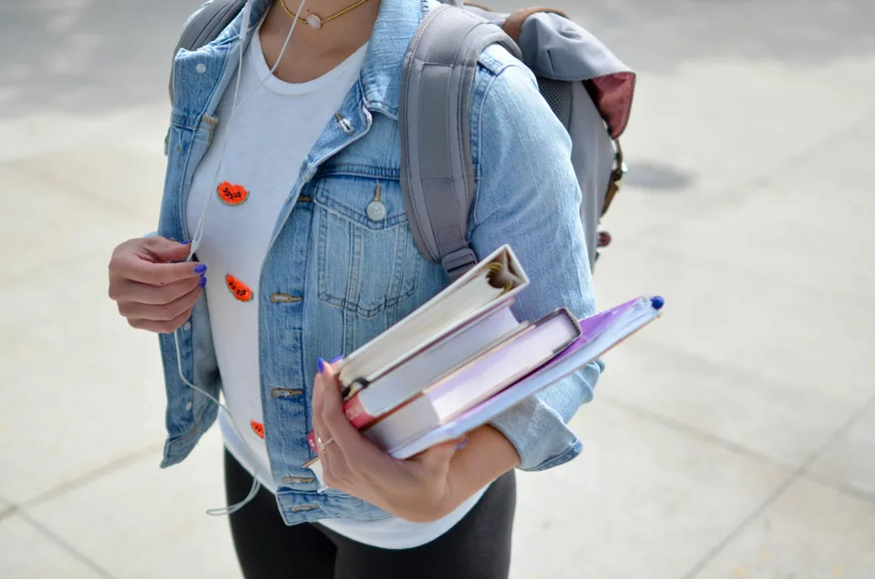 Estudante do Ensino Médio com livros e mochila